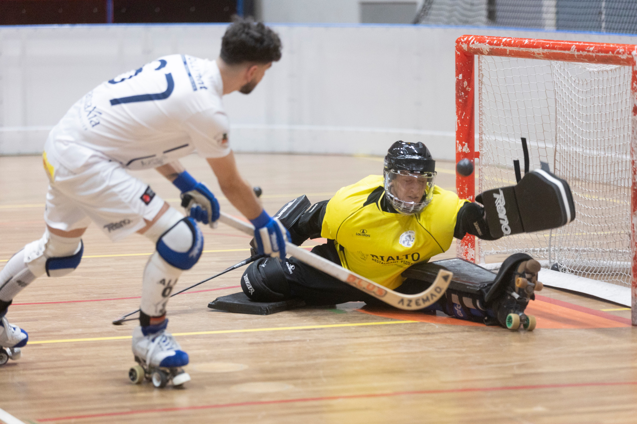 Jouer au rink hockey